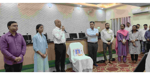 समाहरणालय में आईटी सहायक के आकस्मिक निधन पर शोक सभा आयोजित, डीएम ने दी संवेदना